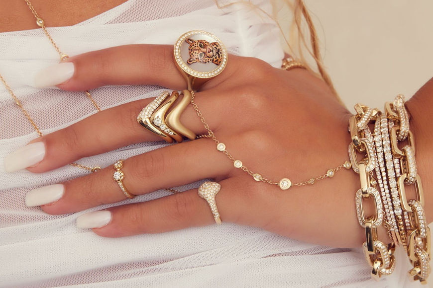 How to style gold jewellery with outfit